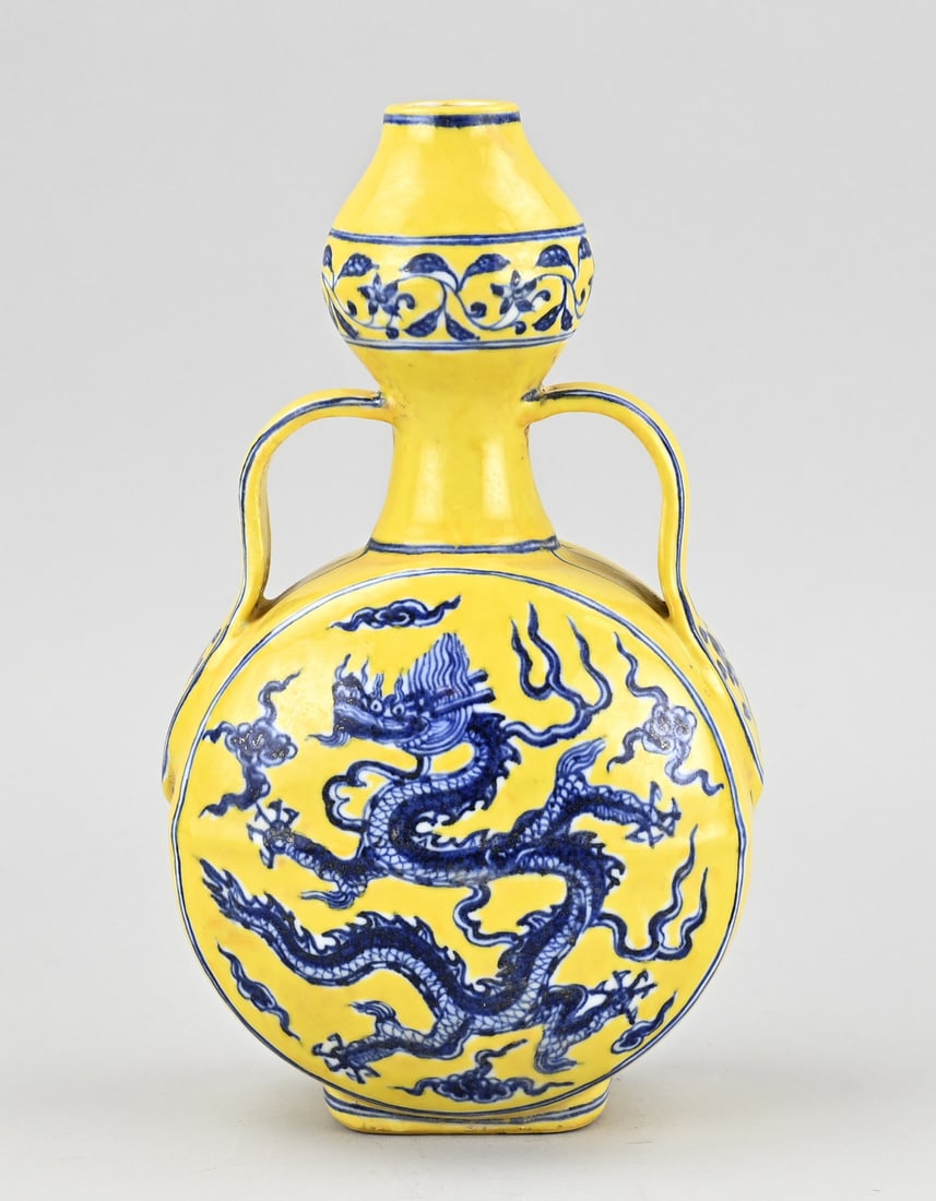 Chin. yellow moon vase with dragon, H 30 cm. (1 of 1)