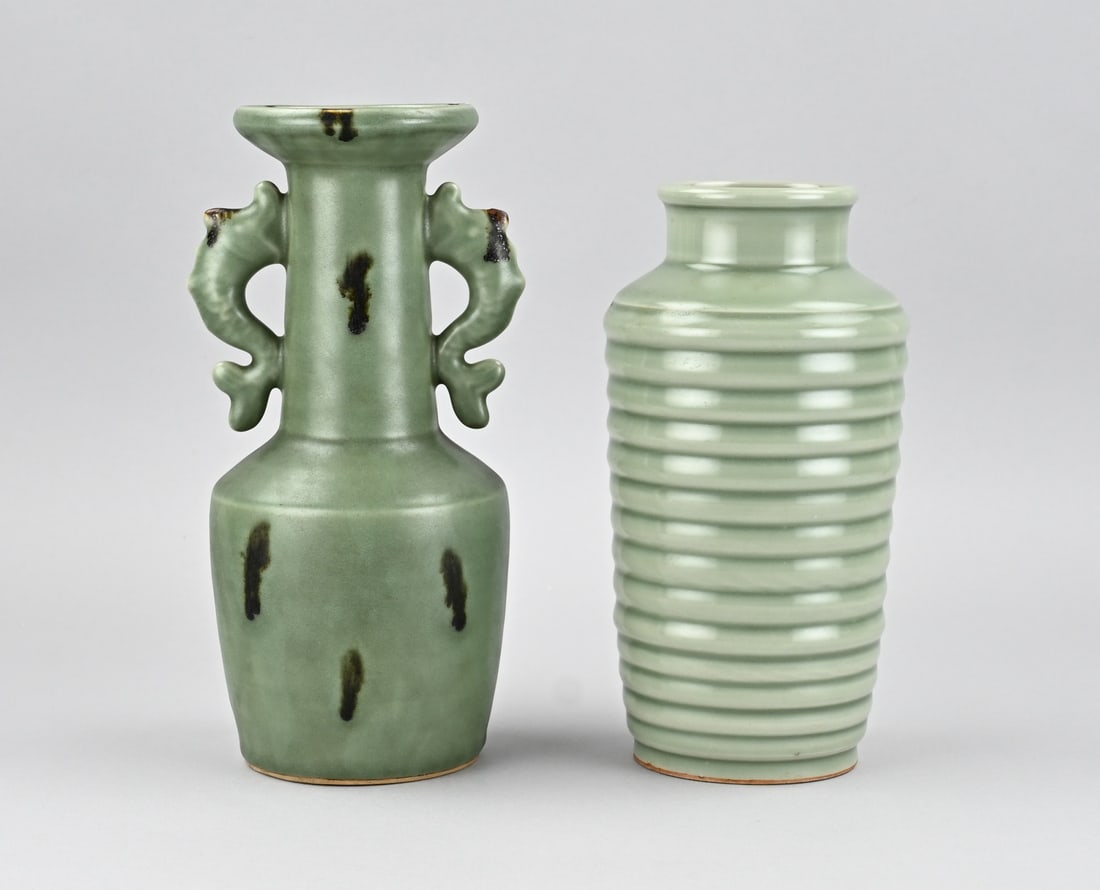 2x Celadon vase, H 23-25.8 cm.: Two old Chinese porcelain celadon vases. 1x With handles + stains. 1x With ridges. Dimensions: H 23 - 25.8 cm. In good condition.