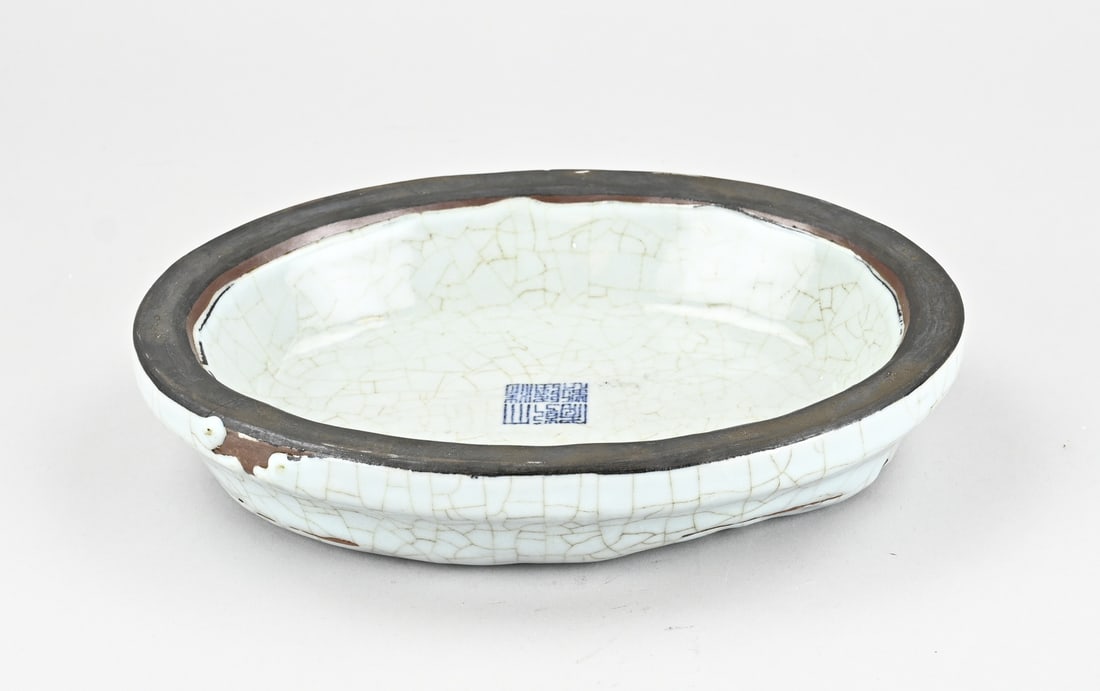 Chinese porcelain console: Old Chinese porcelain celadon console with base mark. Dimensions: 6 x 26.5 x 20 cm. In good condition.