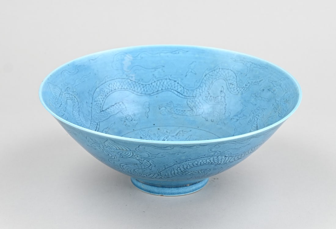 Chinese dragon bowl Ø 22 cm.: Old Chinese porcelain dragon bowl with relief and blue glaze. Six-character base mark. Dimensions: H 8 x Ø 22 cm. In good condition.