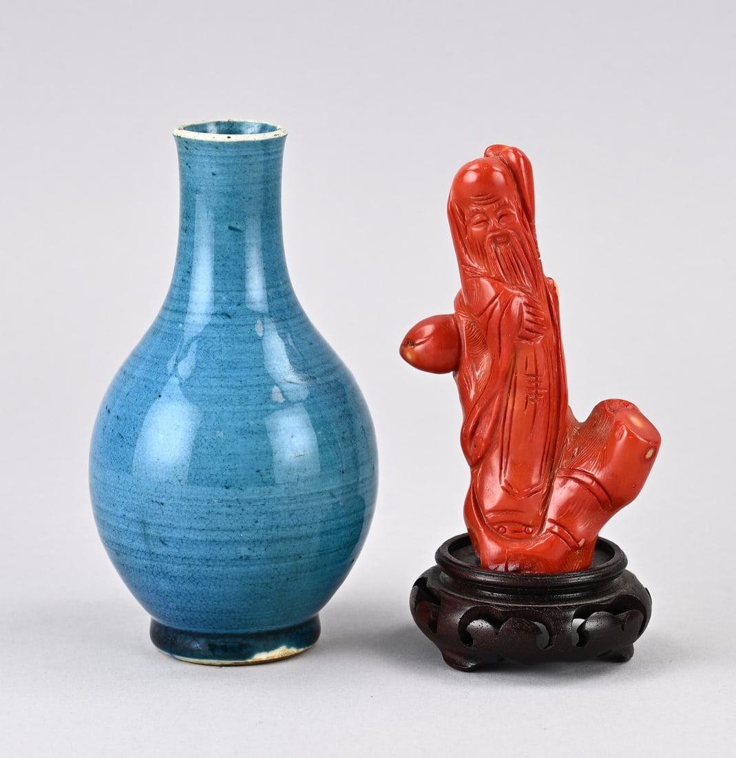 2 Parts Old Chinese: Two pieces of antique Chinese. 1x Porcelain vase with blue glaze (base mark). 1x Coral, deity sculpture. 20th century. Dimensions: 14 x 15 cm. In good condition.