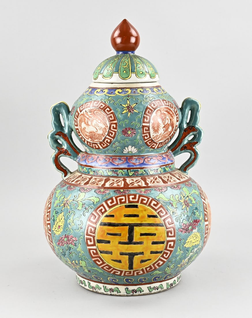 Chinese lidded vase, H 47.6 cm.: Old Chinese porcelain family rose knobbed lidded vase with handles. Floral/dragon/phoenix decoration. Dimensions: H 47.6 cm. In good condition.