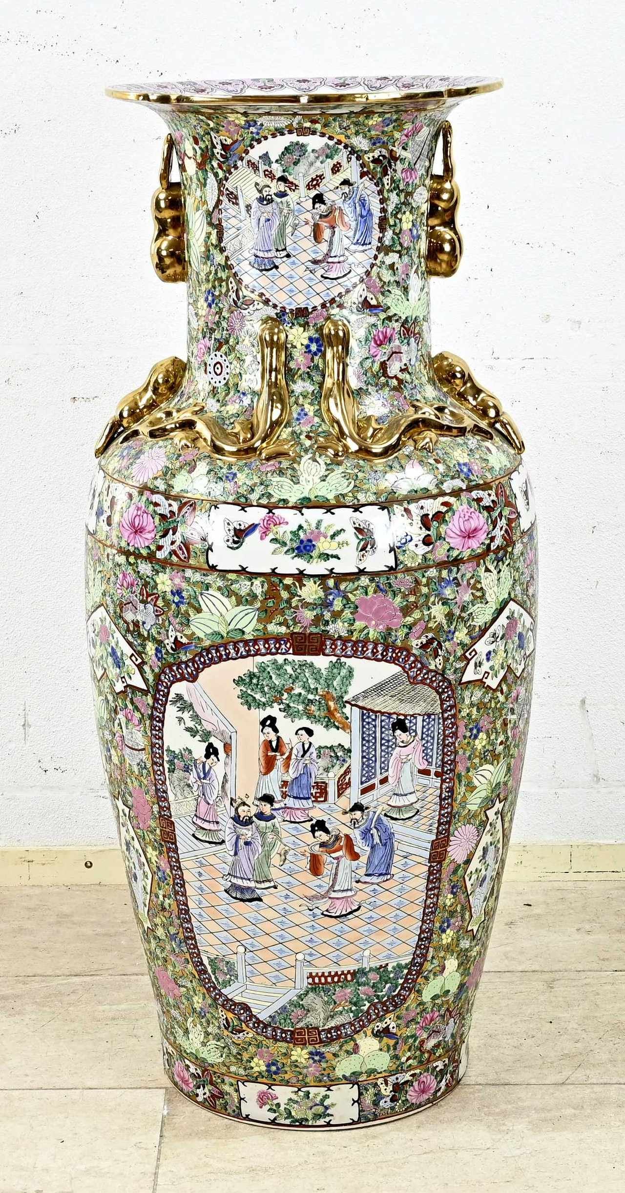 Large Chinese Cantonese vase.: Very large, hand-painted, Chinese Cantonese porcelain vase with figural/gold decoration. Dimensions: H 110 cm. In good condition.