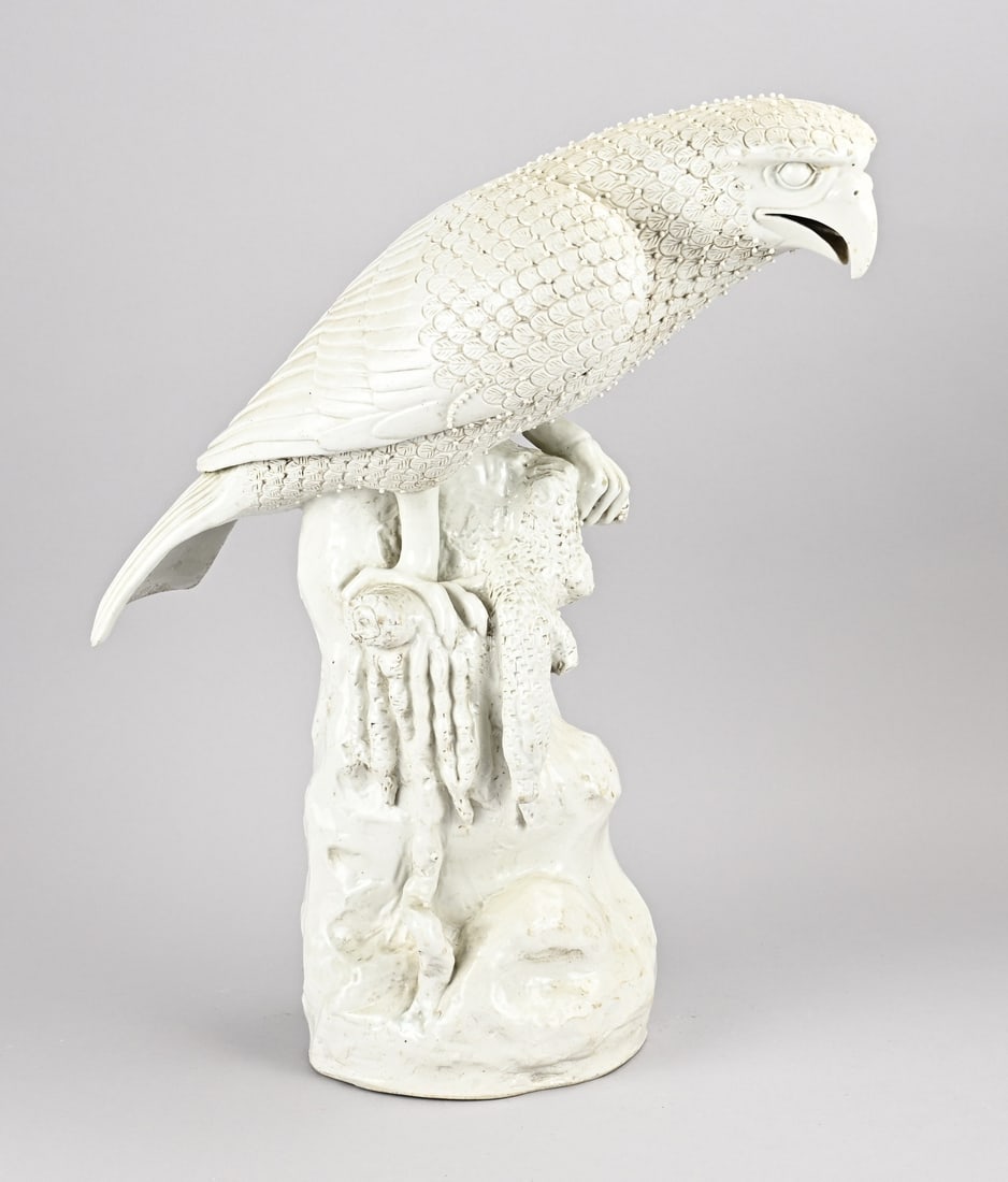 Chinese blanc de chine statue: Large 19th-century Chinese Blanc de Chine porcelain bird of prey on a stand. Dimensions: 48 x 44 x 19 cm. In good condition.