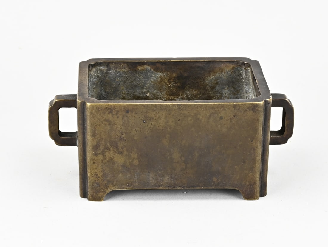 Chinese incense burner (bronze): Antique, Chinese, rectangular bronze censer with base mark. Dimensions: 7.7 x 18.5 x 10.2 cm. In good condition.