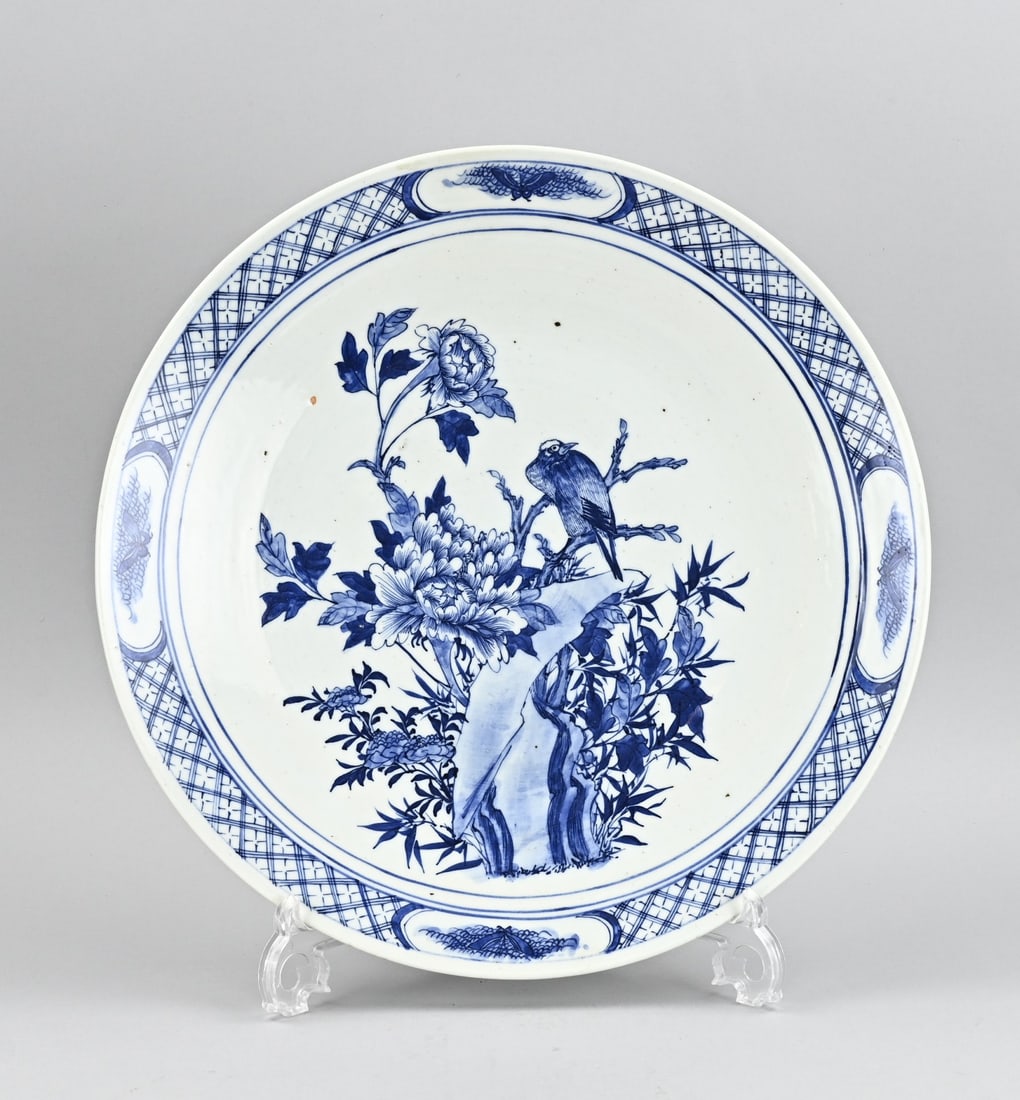 Chinese dish Ø 38 cm.: 19th-century Chinese porcelain blue and white dish with peony and bird decoration. Dimensions: Ø 38 cm. In good condition.