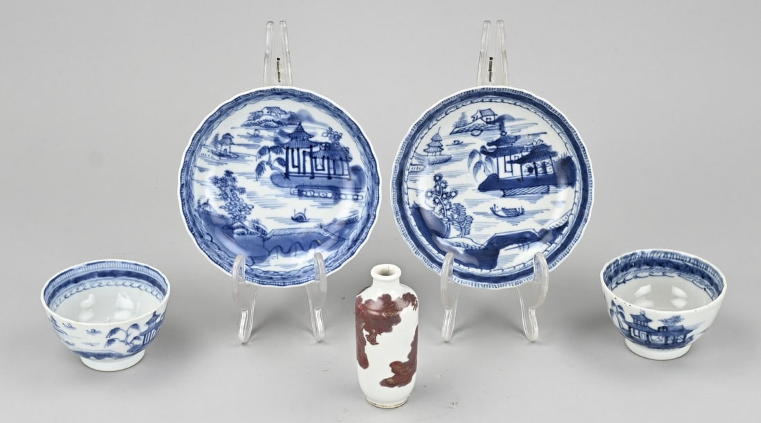 Lot of Chinese porcelain (various): Two 18th-century Chinese porcelain Cheng Lung cups and saucers. Plus a snuff bottle with Kylin decoration. Dimensions: 7.5 x 12 cm. In good condition.