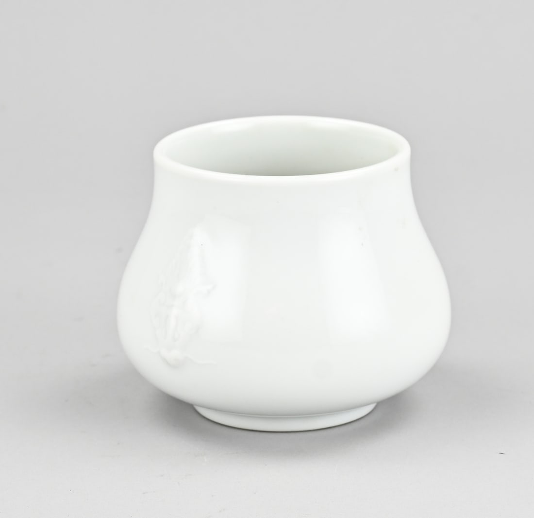 Kang Xi vase, Ø 10 cm.: Chinese porcelain Kang Xi vase with medallions. Six-character base mark. Dimensions: H 9 x Ø 10 cm. In good condition.