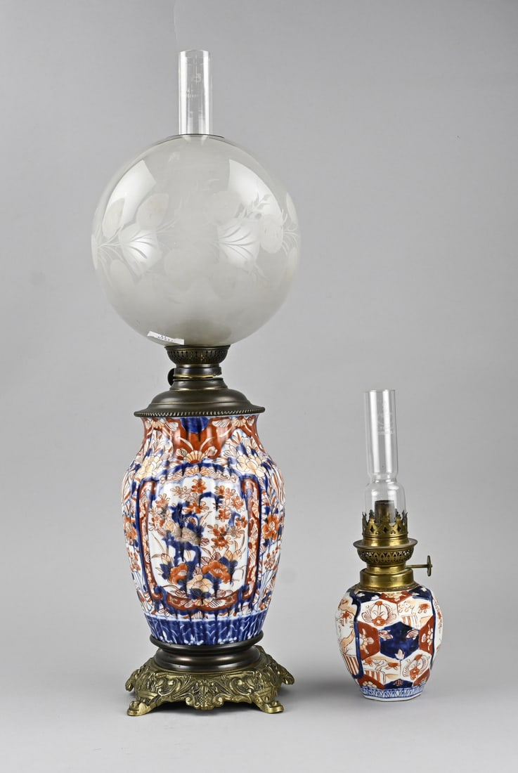 2x Imari kerosene lamp, H 30 - 55 cm.: Two 19th-century Japanese porcelain Imari oil lamps with floral/bird and gold decoration. Dimensions: H 30 - 55 cm. In good condition.