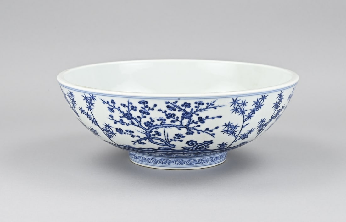 Chinese bowl Ø 28.5 cm.: Chinese porcelain bowl with blossom tree/bamboo decoration. Dimensions: H 10.2 x Ø 28.5 cm. In good condition.