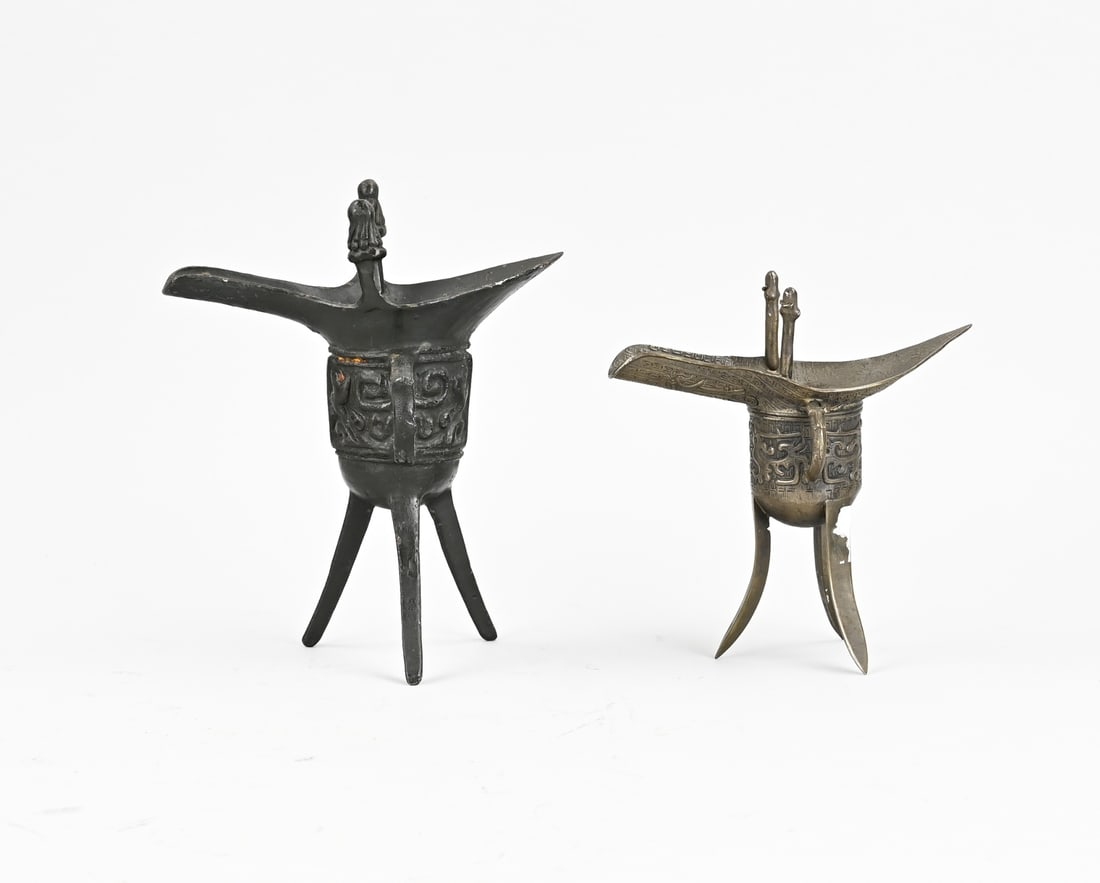 2x Chinese ritual wine carafe, 1900: Two old ritual Chinese metal wine carafes. Circa 1900. Dimensions: H 14 - 16.5 cm. In good condition.