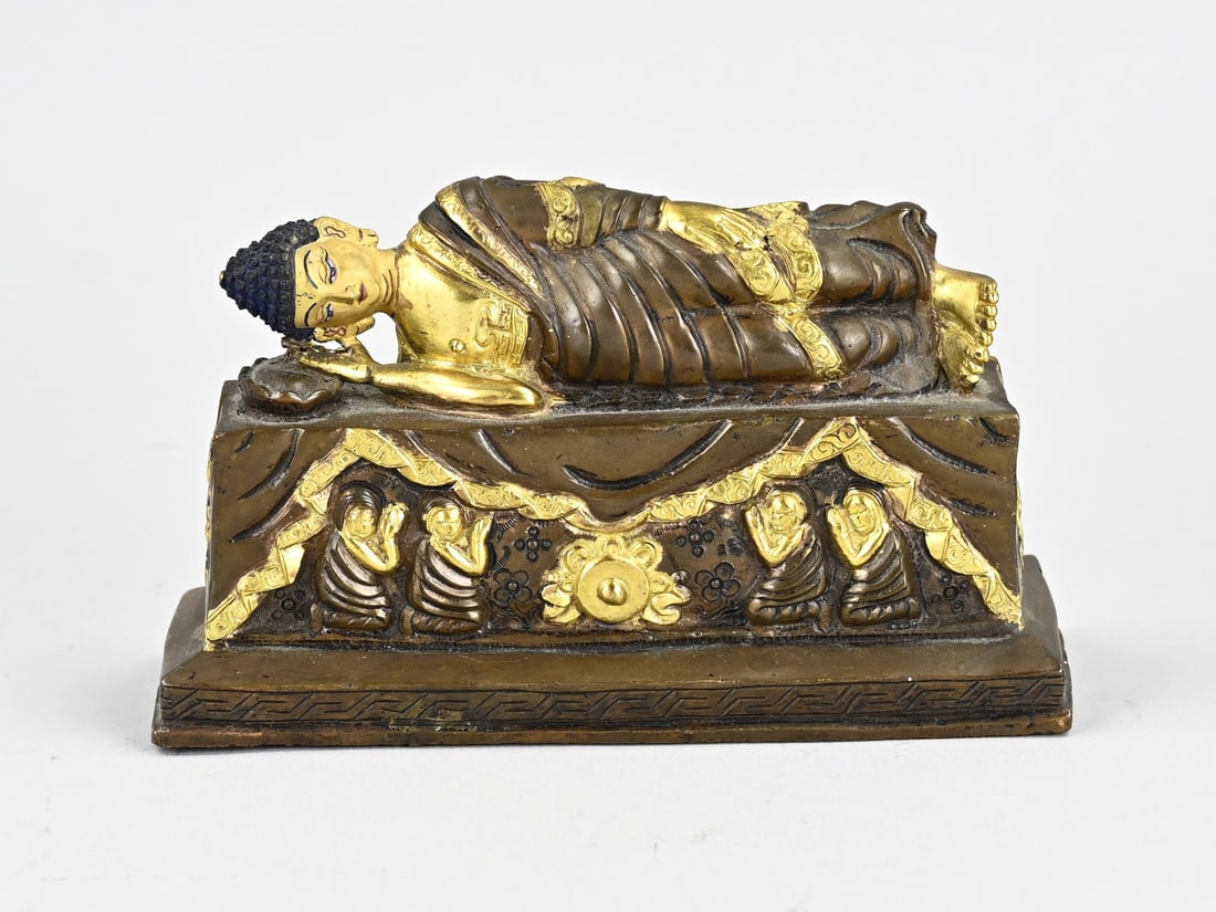 Antique Chinese Buddha figure: Antique Chinese bronze Buddha figure in a reclining (Parinirvana) pose. Partially gilded + floral base mark. Dimensions: 10 x 15 x 5 cm. In good condition.