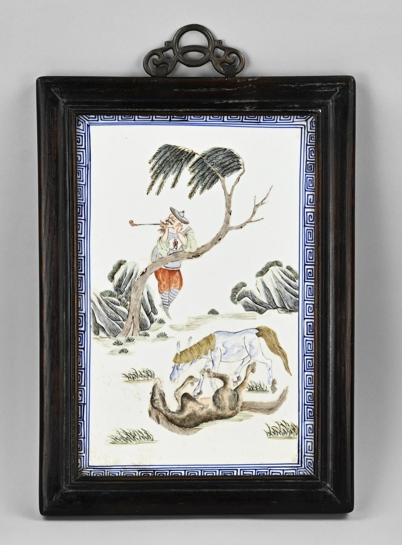 Chinese plaque: Old Chinese porcelain Familie Verte plaque. Decorated with playing horses and pipe-smoking figures. Dimensions: 42.5 x 30 cm. In good condition.