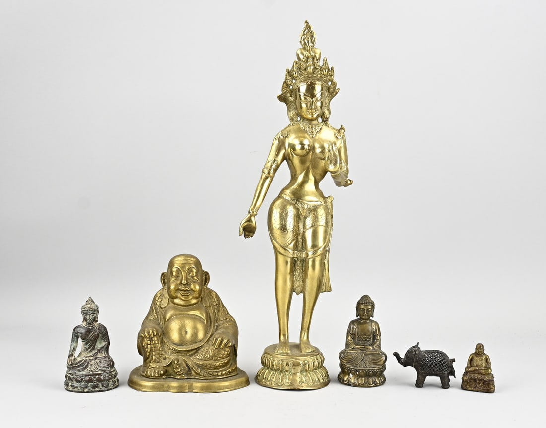 6x Oriental (brass/bronze): Six Oriental pieces. Brass + bronze. Including: 5x Buddha, of which 1x is antique. And an incense diffuser in the shape of an elephant. Dimensions: 7 x 46 cm. In good condition.