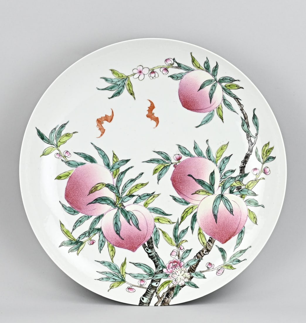 Chinese bowl Ø 39.8 cm.: Chinese porcelain bowl with bat/peach decoration + six-character base mark. Dimensions: Ø 39.8 cm. In good condition.