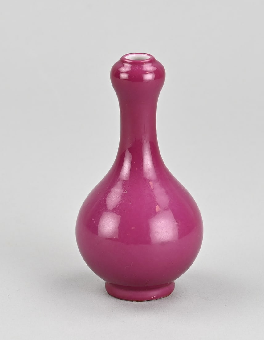 Chinese vase, H 11 cm. (1 of 1)
