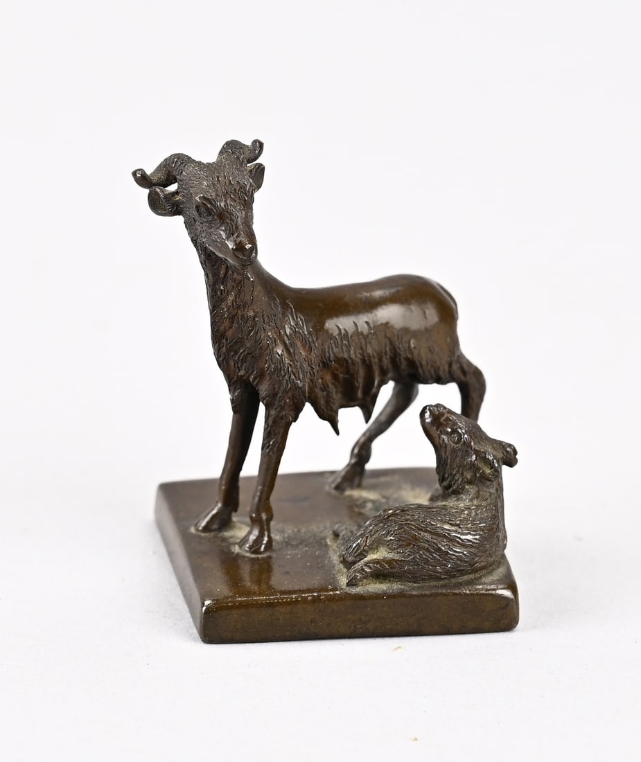 Chinese lacquer stamp (bronze): Antique Chinese bronze lacquer stamp with goat and beaver. Circa 1900 or older. Dimensions: 6.2 cm. In good condition.