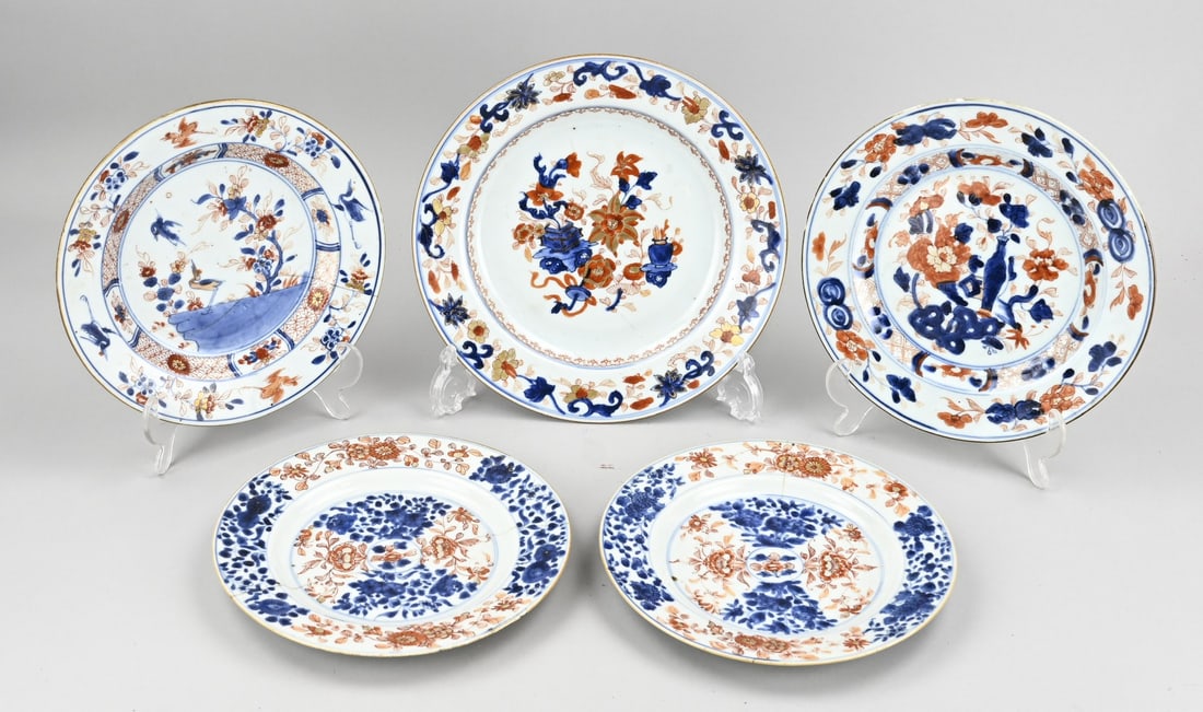 5x Chinese Imari plate Ø 23 - 25 cm.: Five diverse 18th-century Chinese porcelain Imari plates. One plate is in good condition, the rest have hairline cracks and/or creases. Dimensions: Ø 23 - 25 cm. In moderate/fair condition.