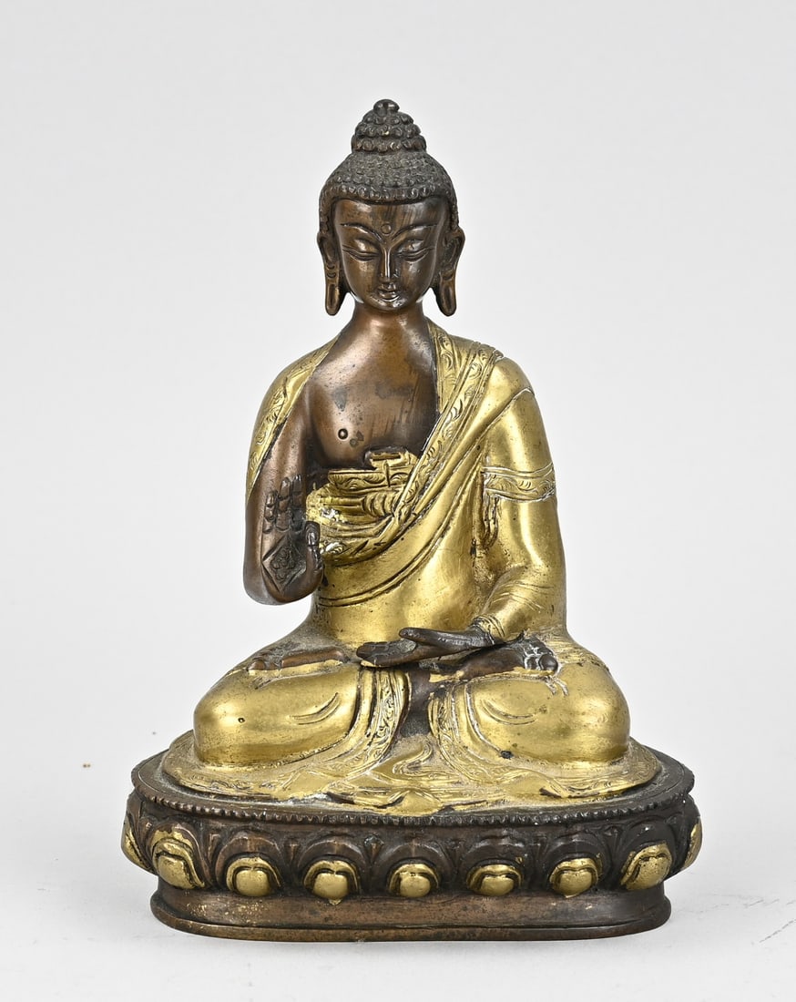 Buddha figure, H 19.5 cm.: Old Chinese/Tibetan bronze Buddha, seated in lotus position. 20th century. Dimensions: H 19.5 cm. In good condition.