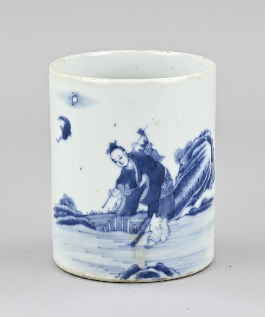 Chinese brushpot, H 12 cm.: Old Chinese porcelain brush/brushpot with decoration of a figure in a garden. Marked. Dimensions: H 12 cm. In good condition.