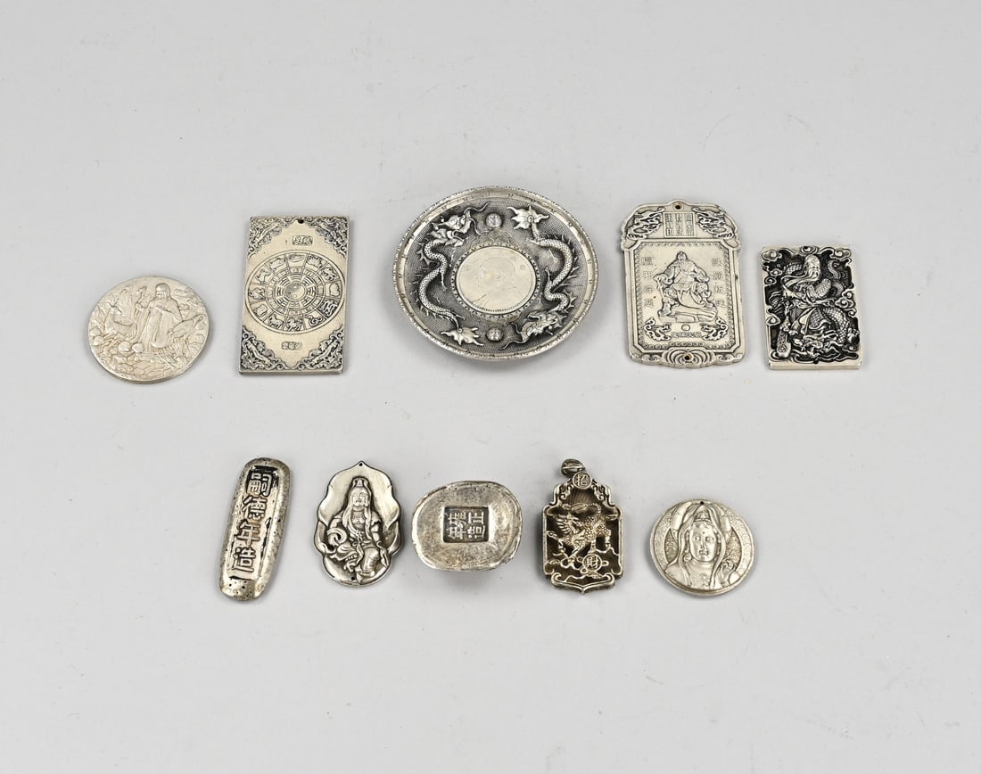 Chinese white metal amulets/coins: Lot of old Chinese white metal amulets and medals. 20th century. Size: 5 - 10 cm. In good condition.