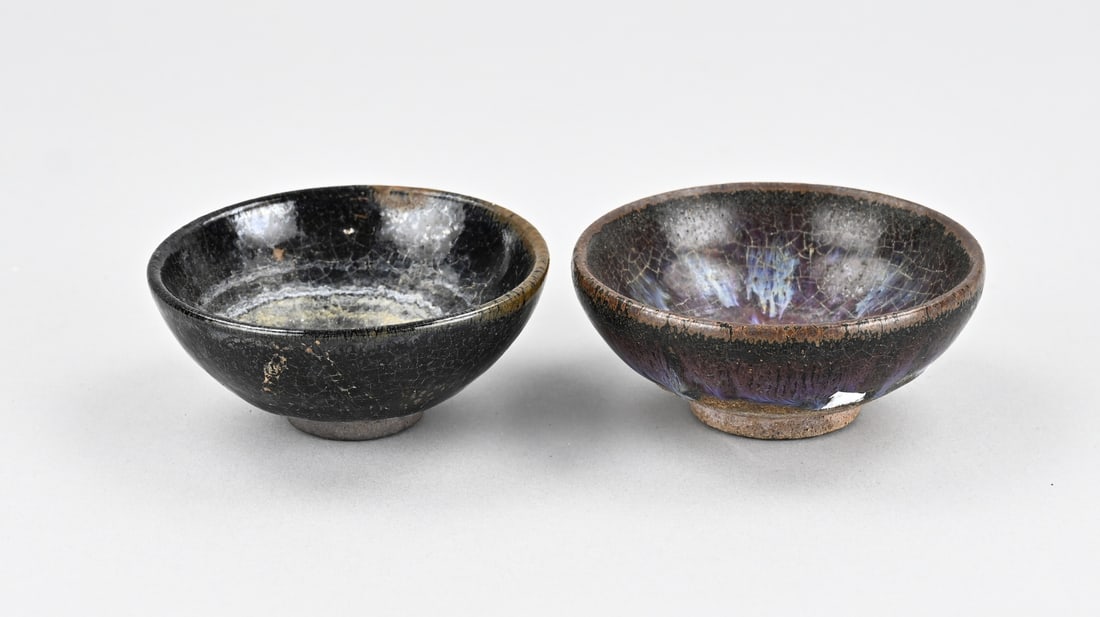 2x Sung bowl (Sang de boeuf): Two Chinese porcelain sung bowls with sang de boeuf glaze. One base mark. Dimensions: Ø 9.5 - 10 cm. In good condition.