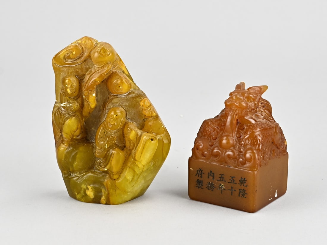 2x Old China (natural stone): Two pieces of ancient China (natural stone). 1x Figurine/stamp, ochre-colored mineral. 1x Dragon/stamp with text, brown-colored mineral. Dimensions: 7 - 11.5 cm. In good condition.