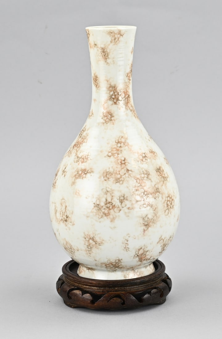 Chinese vase + base, H 25 cm.: Old Chinese porcelain bottle vase with four-character base mark, mounted on a pedestal. Dimensions: H 25 cm. In good condition.