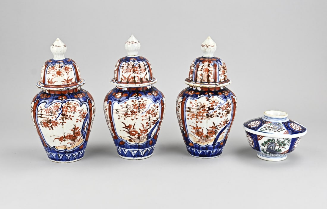 Lot of Japanese porcelain (4x): Four pieces of antique Japanese Imari porcelain. Including: 1x Set of three lidded vases + rice bowl. Dimensions: 15 x 30 cm. In good condition.