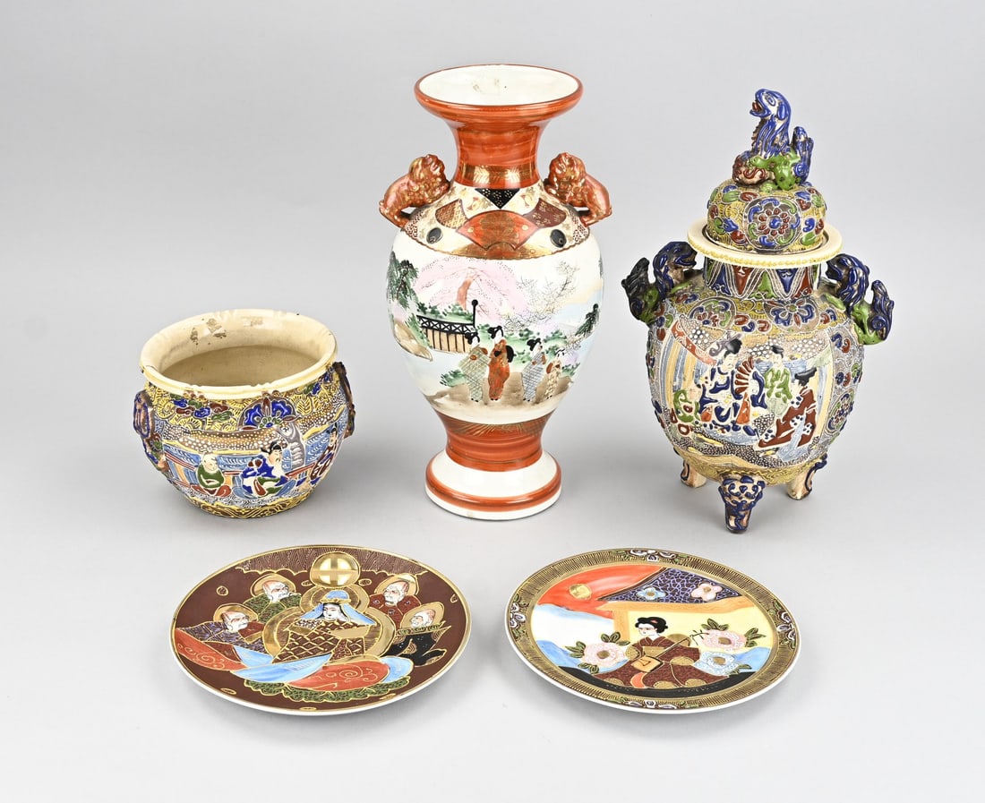 Lot of Chinese/Japanese porcelain (5x): Five pieces of diverse antique Japanese porcelain. Including: Satsuma lidded vase + Satsuma pot + 2x Satsuma plates + 1x Kutani vase. Dimensions: 12 x 31 cm. In good condition.