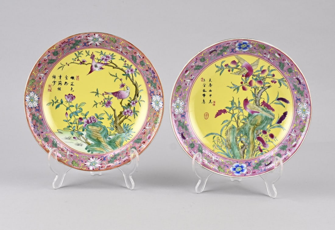 2x Chinese plate Ø 20.8 cm.: Two Chinese porcelain Rose Family plates with birds in a blossoming tree + text + signature decoration. 20th century. Dimensions: Ø 20.8 cm.