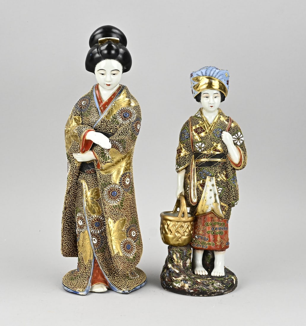 2x Satsuma statue, H 34 - 36 cm.: Two antique Japanese porcelain Satsuma geishas with gold decoration. Circa 1900. One hand restored. Dimensions: H 34 - 36 cm. In good condition.