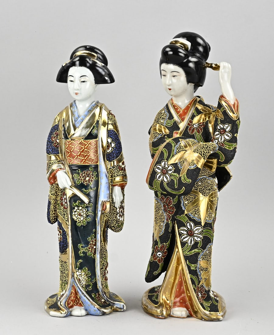 2x Satsuma statue, H 34 - 36 cm.: Two antique Japanese porcelain Satsuma geishas with gold decoration. Circa 1900. Dimensions: H 34 - 36 cm. In good condition.
