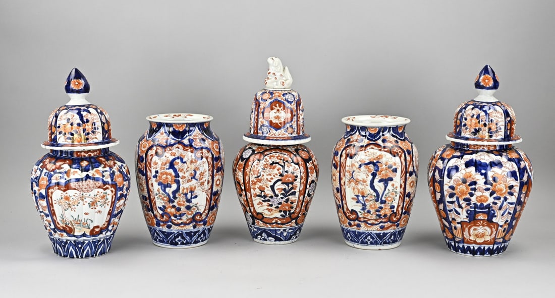 5x Japanese Imari vase, H 24 - 35 cm.: Five Japanese porcelain Imari vases. 19th century. Floral decoration. Minimal chip on the lid. Dimensions: H 24 - 35 cm. In good condition.