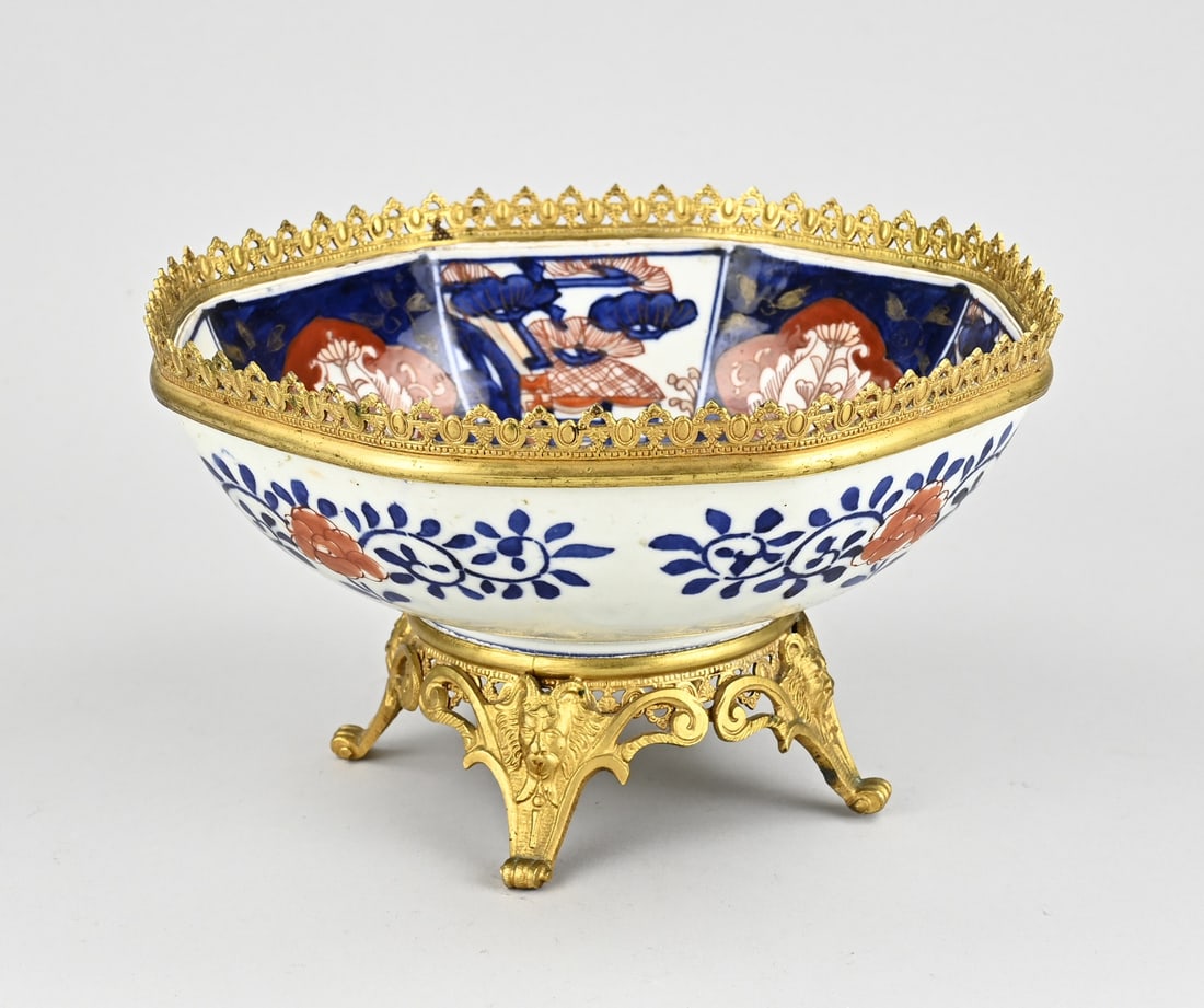 Japanese Imari bowl: 19th-century Japanese porcelain Imari bowl with bronze mounts and gilding. Octagonal. Dimensions: 14 x 24 x 24 cm. In good condition.