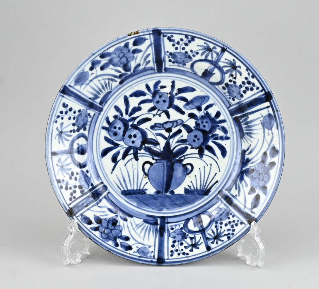 Arita plate (Japan): 17th-century Japanese porcelain plate with floral decoration. Dimensions: Ø 27.2 cm. In good condition.