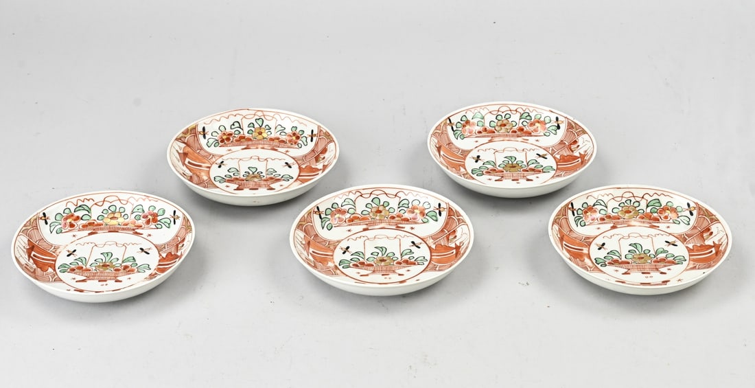 5 Chinese dishes.: Five 18th-century Chinese porcelain family rose plates with Amsterdam polychrome decoration. Dimensions: Ø 12.4 cm. One hairline crack. In good condition.