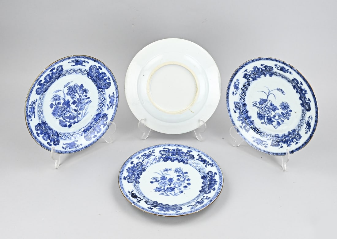 4x 18th-century plate Ø 23.3 cm.: Four 18th-century Chinese porcelain Cheng Lung plates with floral decoration. Minimal damage, one hairline crack. Dimensions: Ø 23.3 cm. In reasonable condition.