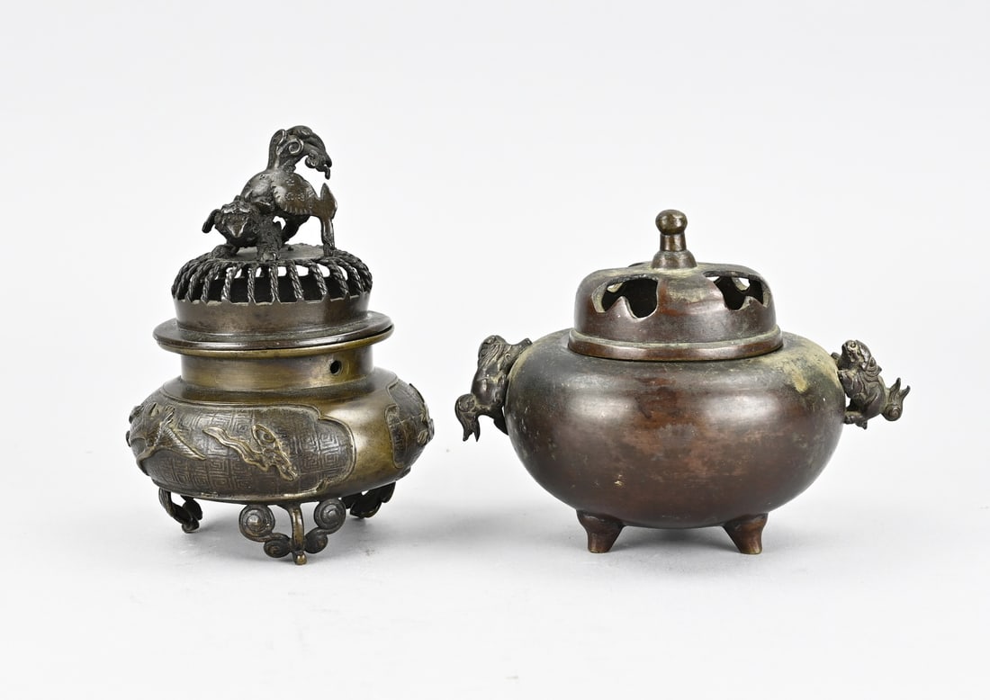 2x Antique incense burner: Two antique Chinese/Japanese incense burners featuring kylins and birds, among other motifs. Unmarked. Dimensions: 13 x 14 cm. In good condition.