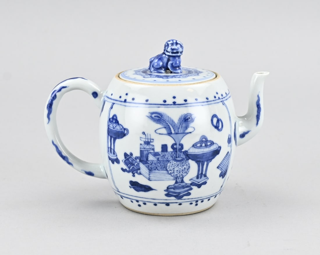 Chinese teapot Ø 9.5 cm.: Old Chinese porcelain blue and white teapot with precious objects decoration. With double blue base ring. Dimensions: 12 x 16 x Ø 9.5 cm. In good condition.