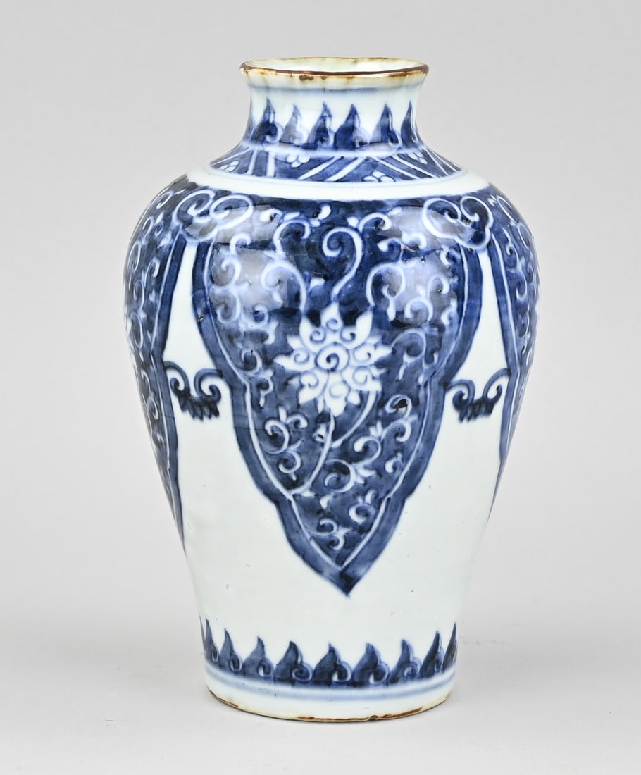 Chinese vase, H 19.6 cm. (1 of 1)