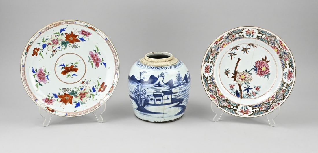 3x Chinese porcelain (2x plates + 1x ginger jar): Three pieces of antique Chinese porcelain. 2x Rose Family plate, 18th century, damaged. 1x Ginger jar, chipped. Dimensions: 15 x 23 cm. In moderate/fair condition.