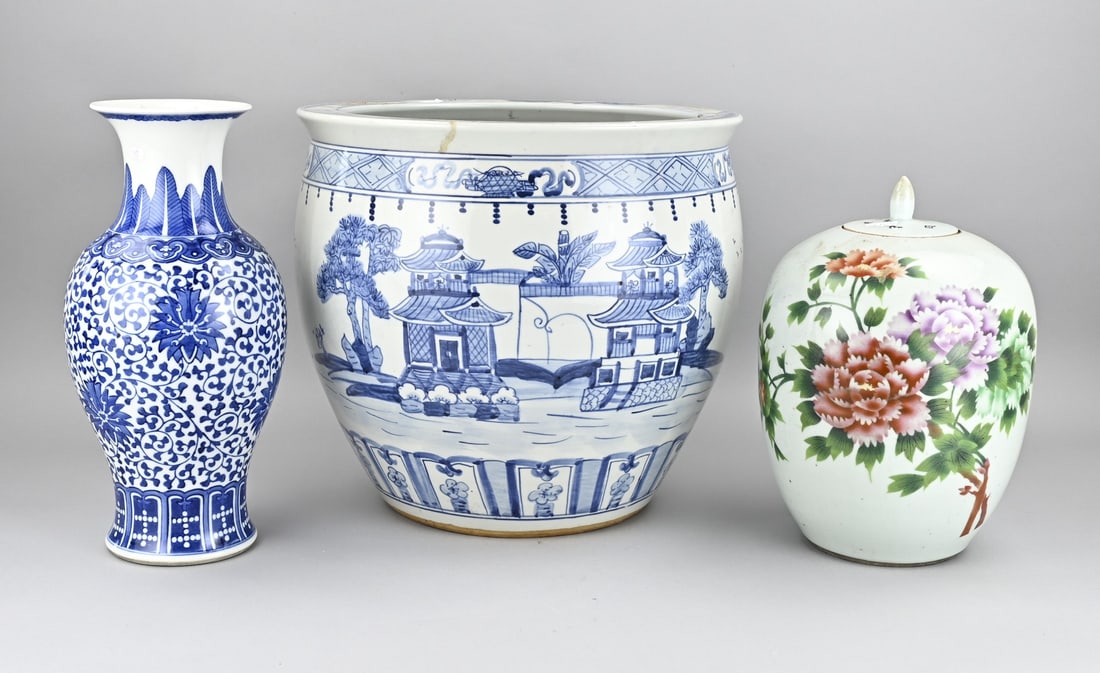 3x Chinese porcelain: Three pieces of Chinese porcelain. 1x Large flowerpot with mountain landscape. 1x Vase with peony decoration, with base mark, chip. 1x Lidded vase with floral + text decoration. Dimensions: 30 x 37 cm