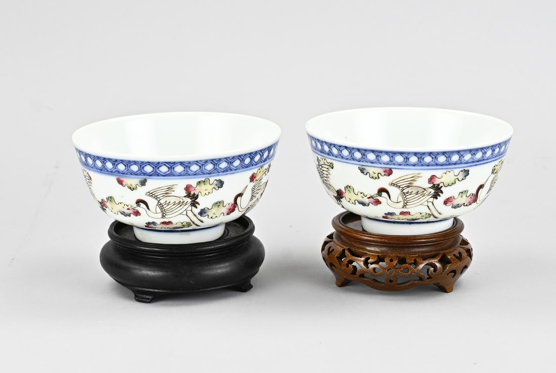 2x Chinese bowl on console: Two old Chinese porcelain bowls with crane decoration, placed on consoles. Six-character base mark. Dimensions: H 6 x Ø 11.6 cm. In good condition.