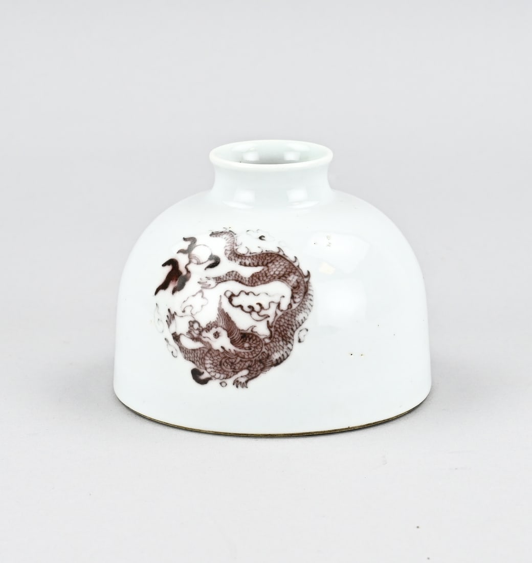 Chinese water pot ø11.7 cm.: Old Chinese porcelain water pot with oxidized red dragon decoration + six-character base mark. Dimensions: H 9 x Ø 11.7 cm. In good condition.
