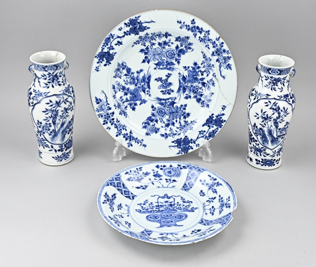 4 Parts Chinese: Four pieces of antique Chinese porcelain. Consisting of: two vases with figures in a garden, 19th century, four-mark base mark, glued. One plate with vase decoration, rim damage. One large dish with