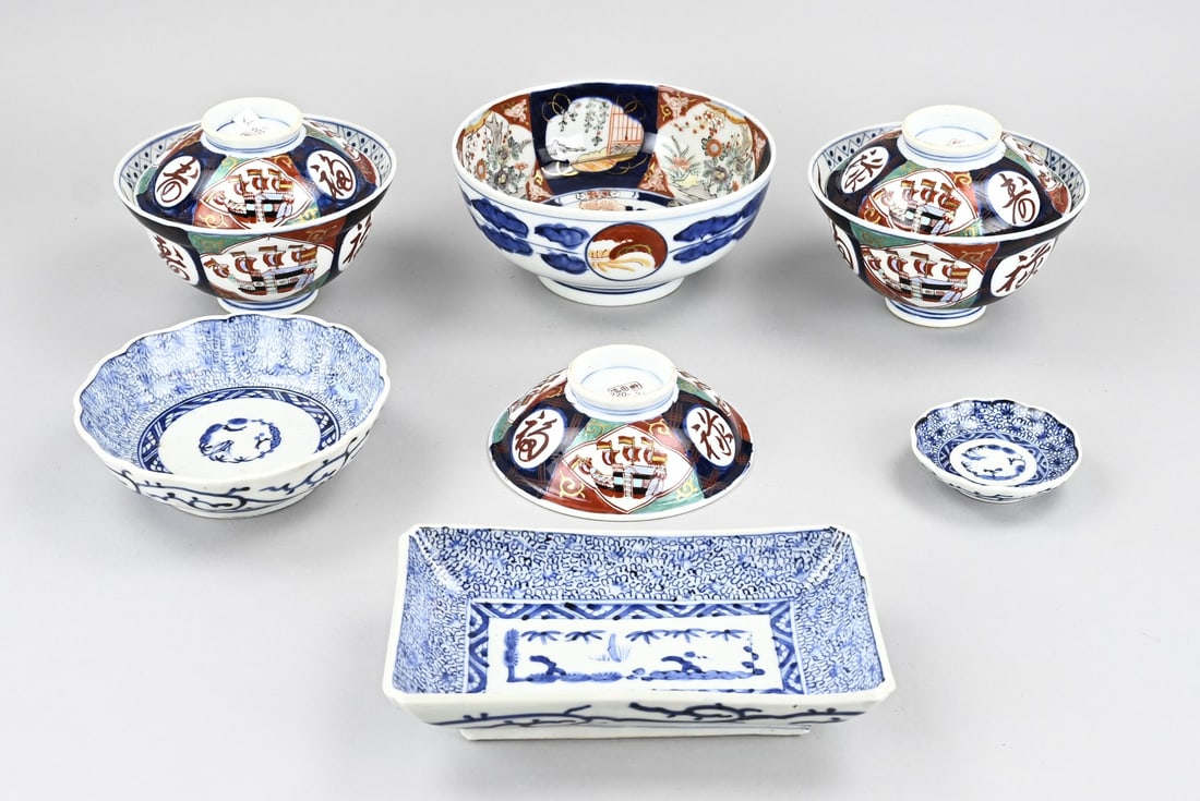 9x Japanese Imari porcelain: 9x Japanese Imari porcelain. Including: bowls + lids + dishes. 19th - 20th Century. Dimensions: 7 - 20 cm. In good condition.