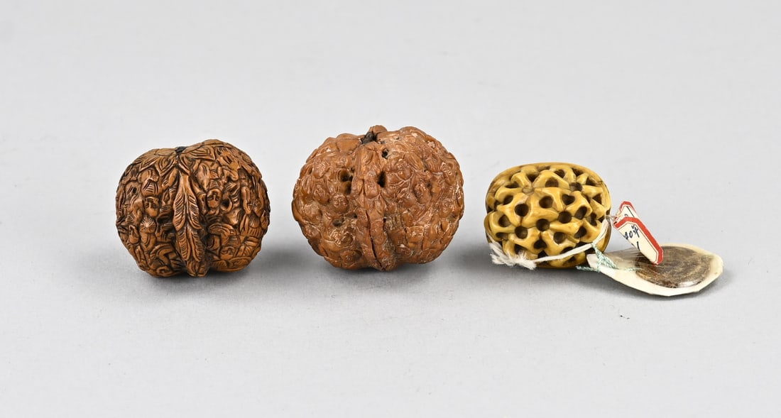 3x Chinese processed walnut: Three old/antique Chinese carved walnuts. 20th century. Size: 3.5 x 4.5 cm. In good condition.