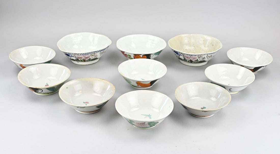 11x Japanese/Chinese bowl Ø 17 - 20 cm.: 11x Antique Japanese/Chinese porcelain bowls with rooster decoration. First half of the 20th century. Base mark. Dimensions: Ø 17 - 20 cm. In good condition.