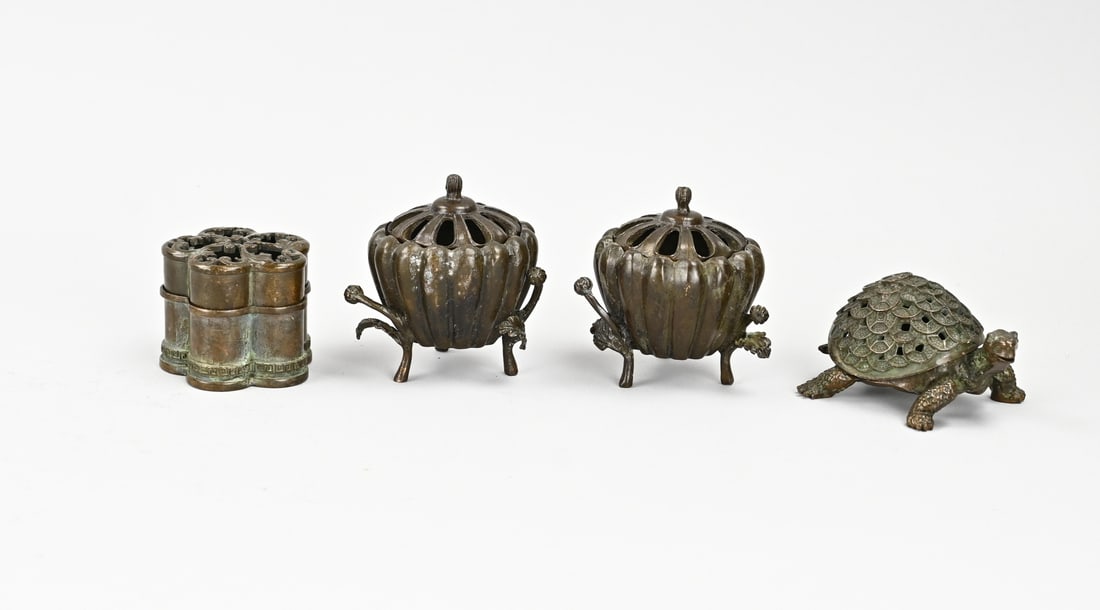 4x Old Chinese bronze: Four pieces of old Chinese bronze. Including: 4x incense diffusers (pumpkin, turtle). With base mark. Dimensions: 6 - 8 cm. In good condition.